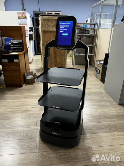 Робот официант Lucki