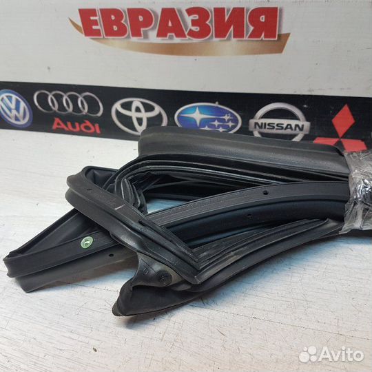 Уплотнитель двери задний правый Subaru Xv GP7 FB20