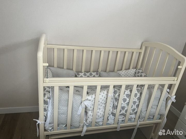 Детская кроватка с маятником