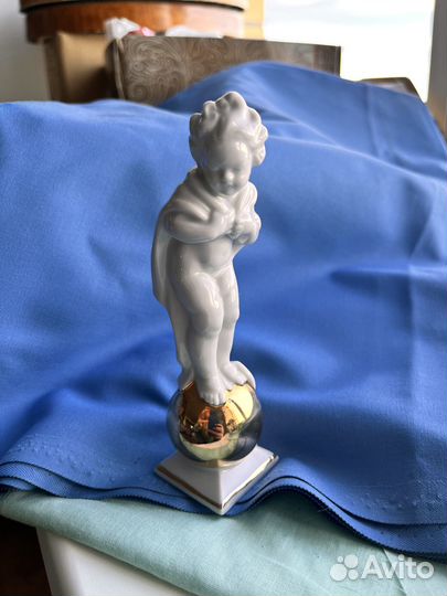 Ребёнок на шаре, фарфор, винтаж