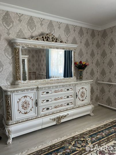 Горька и комод
