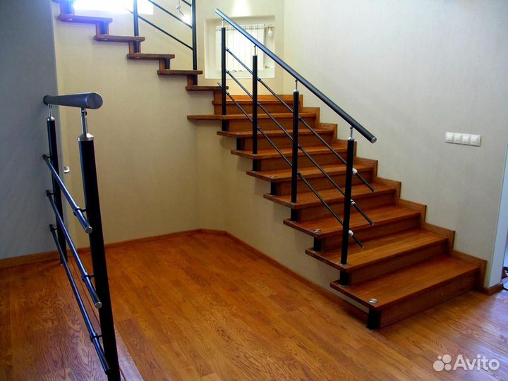 Лестницы с перилами для двухэтажного дома