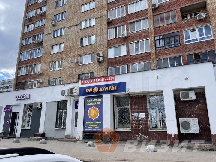 Помещение с отдельным входом и большими окнами