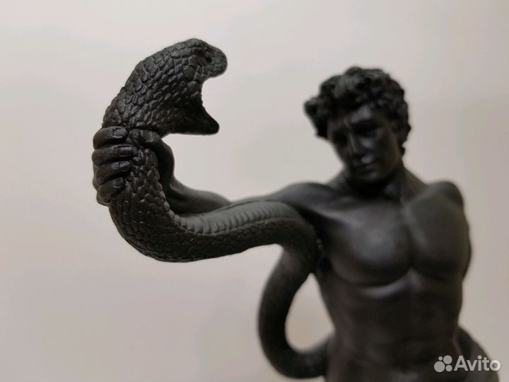 Скульптура Атлет и питон