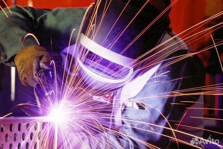 Сварщик ручной дуговой сварки