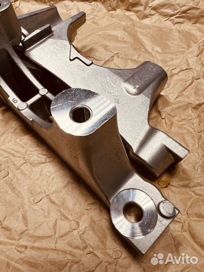 Кронштейн двигателя правый Camry 70 RAV 4 XA50 2.5