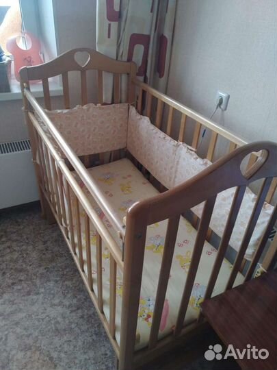 Детская кроватка с маятником