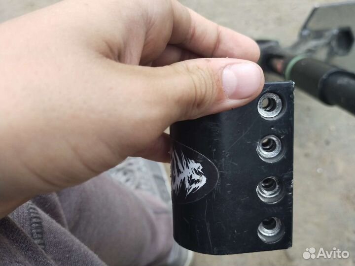 Зажим для трюкового самоката