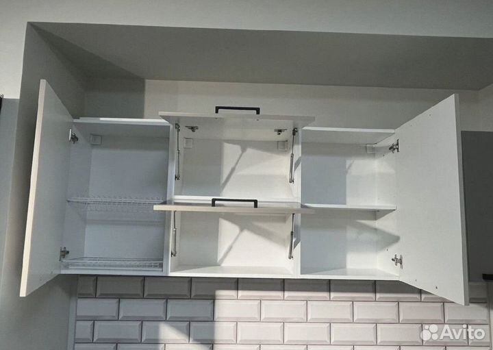 Кухня бежевая со столешницей