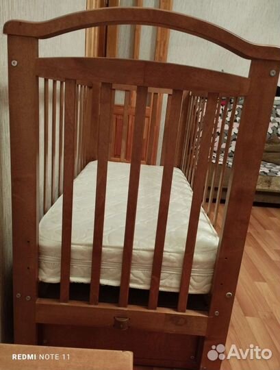 Детская кроватка с маятником