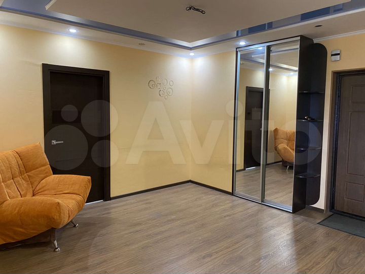 Доля в 2-к. квартире, 64 м², 8/17 эт.