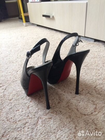 Продаются босоножки