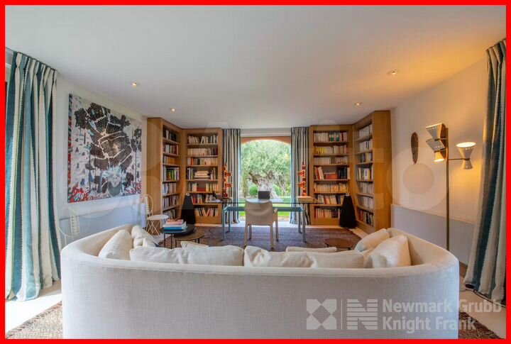 Дом 1200 м² на участке 31 сот.