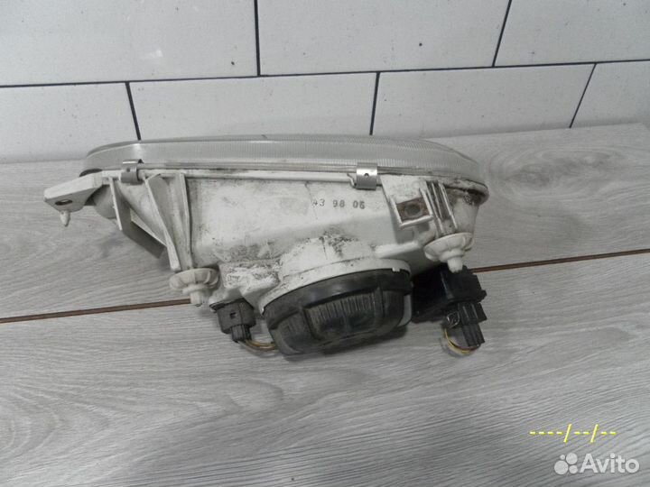 Фара правая Volkswagen Golf 3