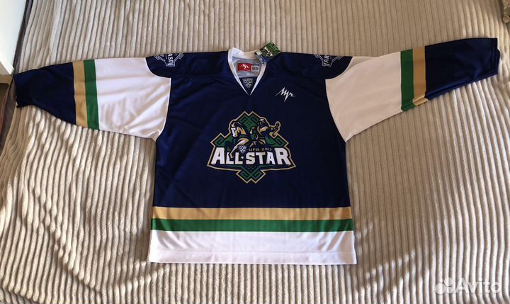 Футбол, хоккей: значки, свитеры, шайбы и прочее