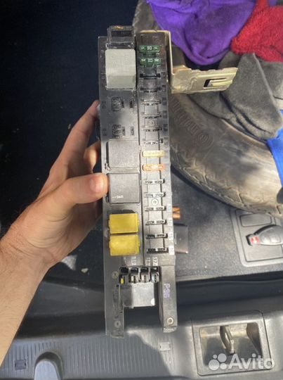 Задний блок предохранителей sam block w209