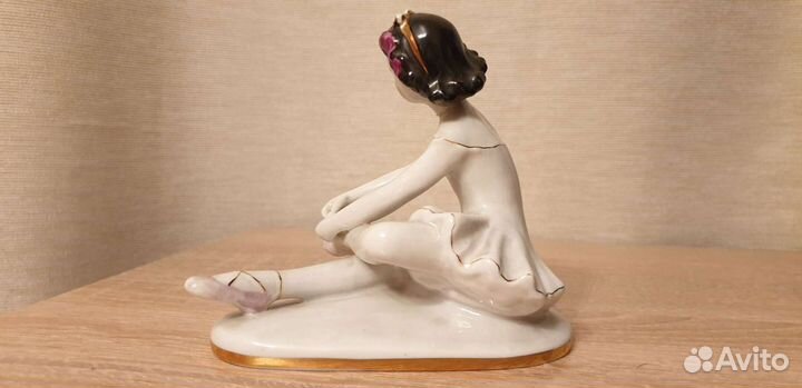 Статуэтка фарфоровая