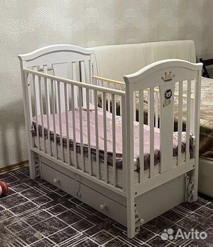 Детская кроватка с универсальным маятником