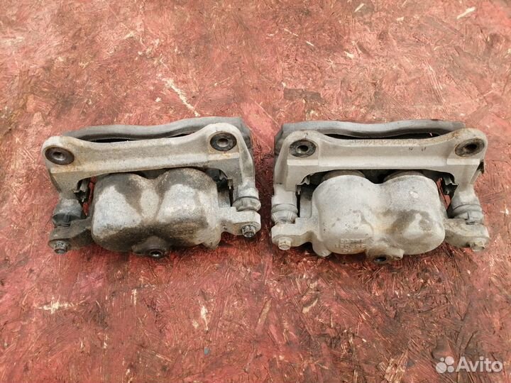 Суппорт передний Toyota Venza 2009-2017