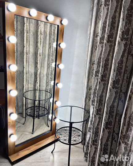 Гримерное зеркало с лампочками