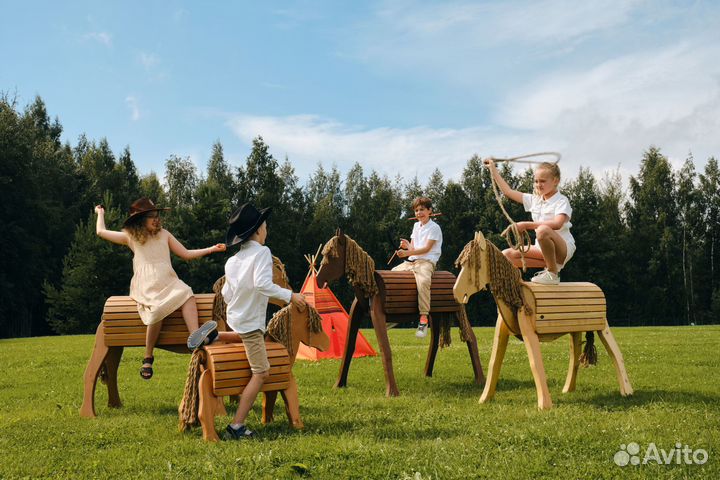 Скульптура деревянной лошадки