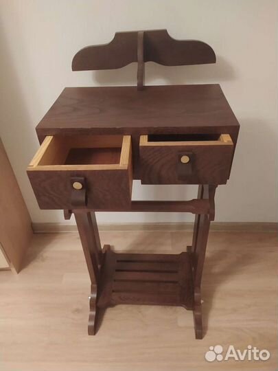 Вешалка для одежды с полкой