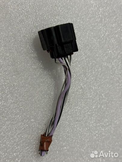 Штекер датчика массы кузова Toyota Camry V70/V75