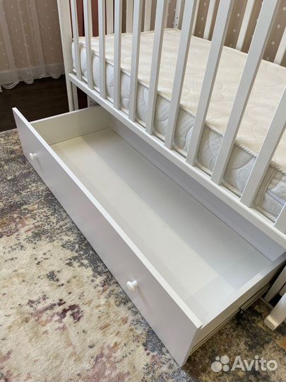 Детская кроватка с маятником