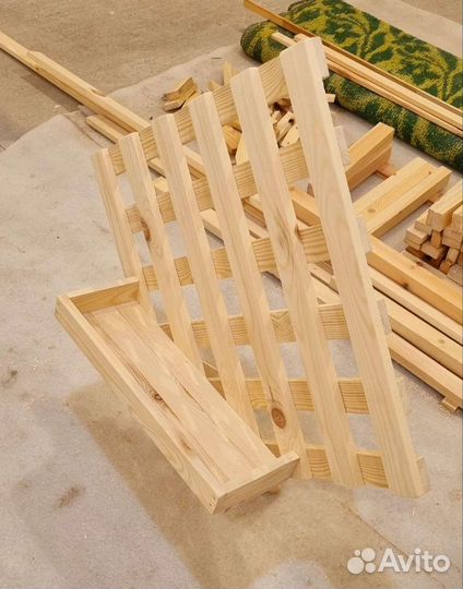 Подставка для цветов настенная деревянная