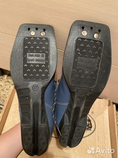 Лыжи, палки и ботинки