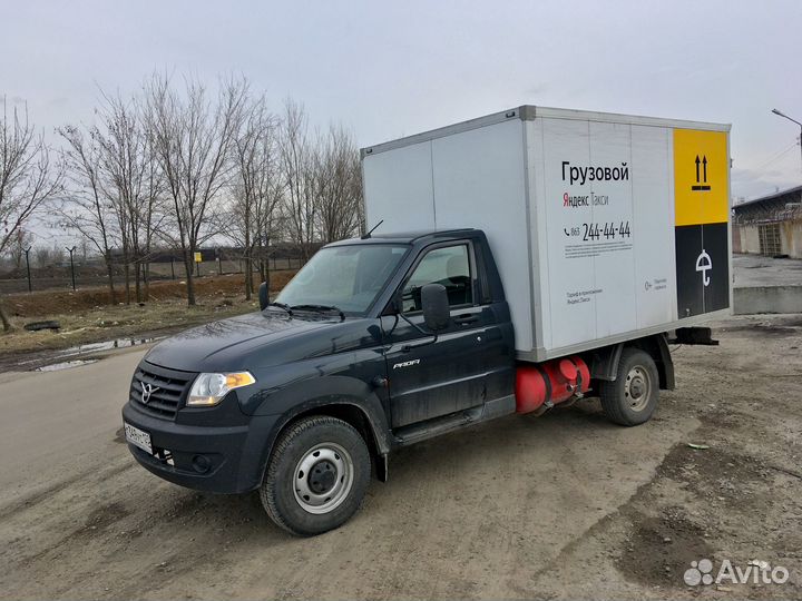 Водитель с грузовым авто