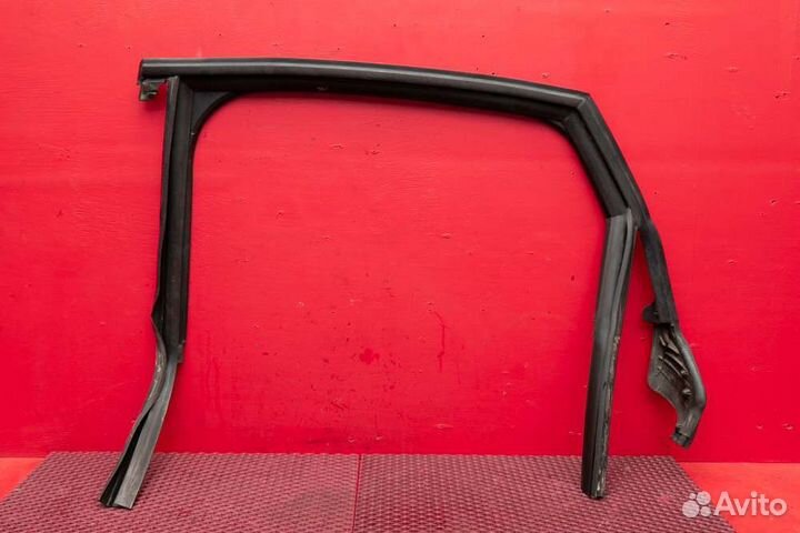 Уплотнитель стекла двери задний левый Audi A6 C7