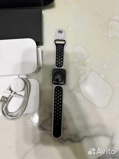 Часы apple watch se 40 mm nike