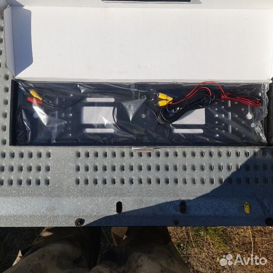 Камера в номерной рамке