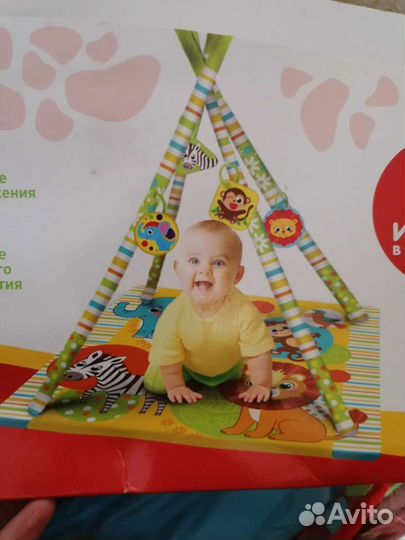 Развивающий коврик с игрушками