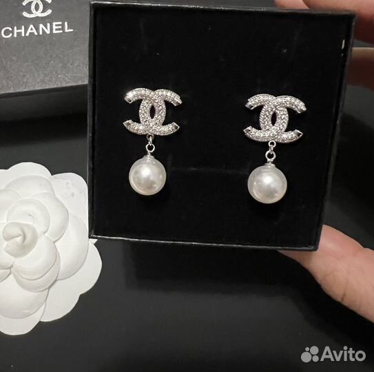 Серьги chanel с жемчугом в упаковке бренда