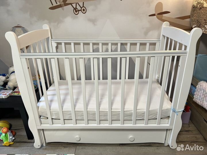 Детская кроватка с продольным маятником