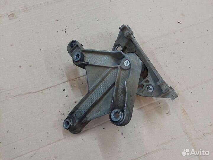 Кронштейн опоры МКПП Renault Megane 2 Logan