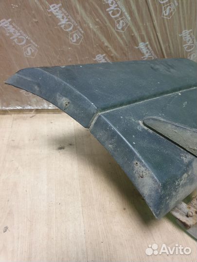 Клык заднего бампера левый Volkswagen Transporter