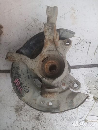 Поворотный кулак передний левый Toyota yaris 2008