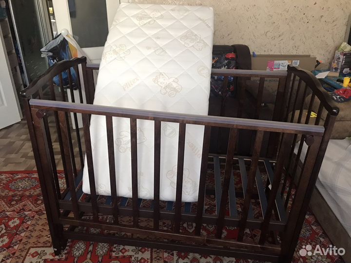 Детская кроватка с продольным маятником