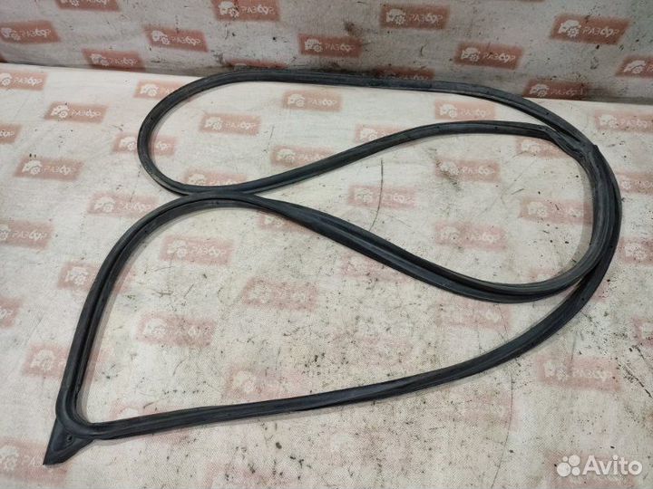 Уплотнительная резинка передняя левая Mitsubishi