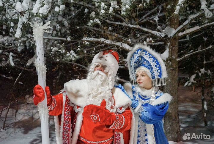 Дед мороз и снегурочка с кроликом и ёжиком