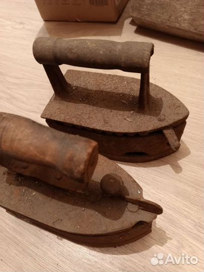 Два старых утюга