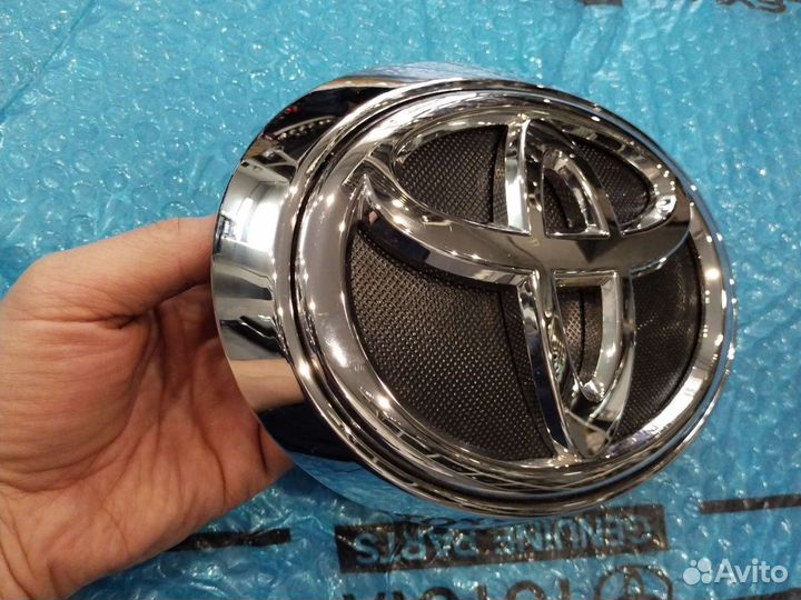 Эмблема решетки Тойота Фортунер