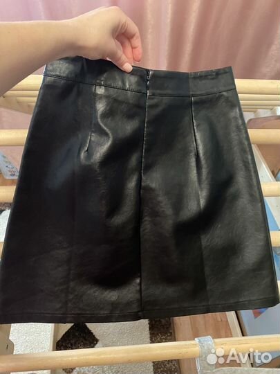Юбка кожаная с разрезом 42