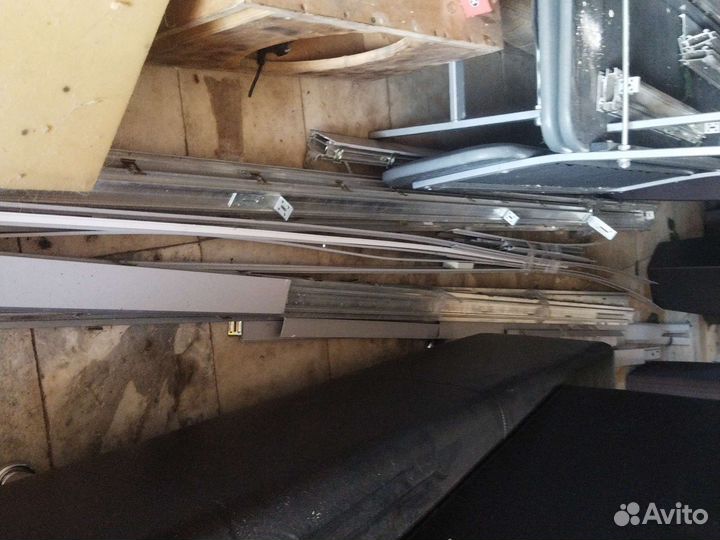 Перегородка с дверью алюминиевая стекло