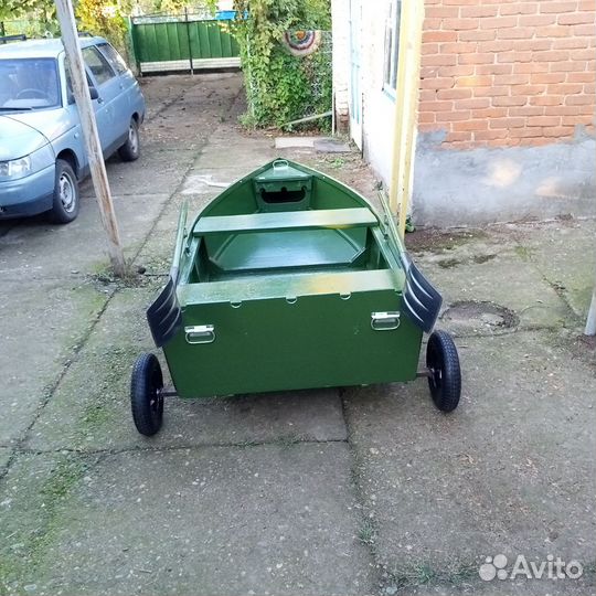 Лодка с вёслами