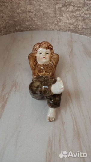 Статуэтка Мечтающий мальчик. Европа