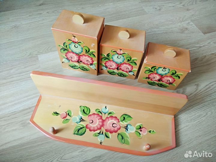 Деревянная полка с ящичками для кухни